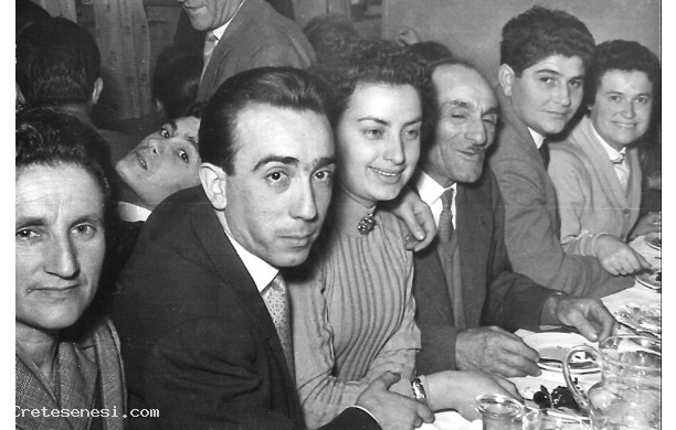 1956 - Enrico e Ivonne, a cena sotto scorta