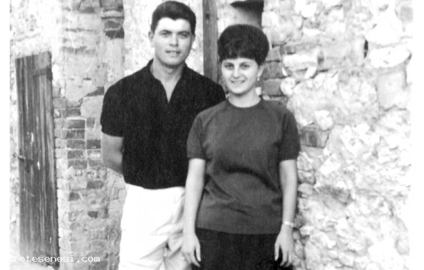 1964, Luglio - Due fidanzati felici