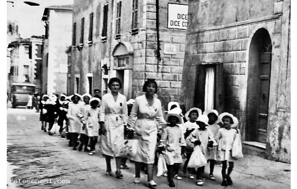 1938 - Bambini con le Insegnanti della Colonia Elioterapica a San Francesco