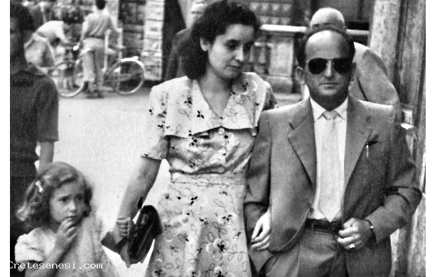 1950 - Corrado esce dal Consorzio Agrario Provinciale con moglie e figlia