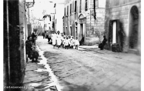 1938 - I bambini della Colonia Elioterapica a passeggio per il paese